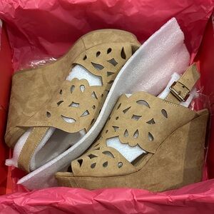 Chinese Laundry Tan Cutout Wedges